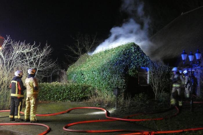 Brandweer blust brand op hooizolder