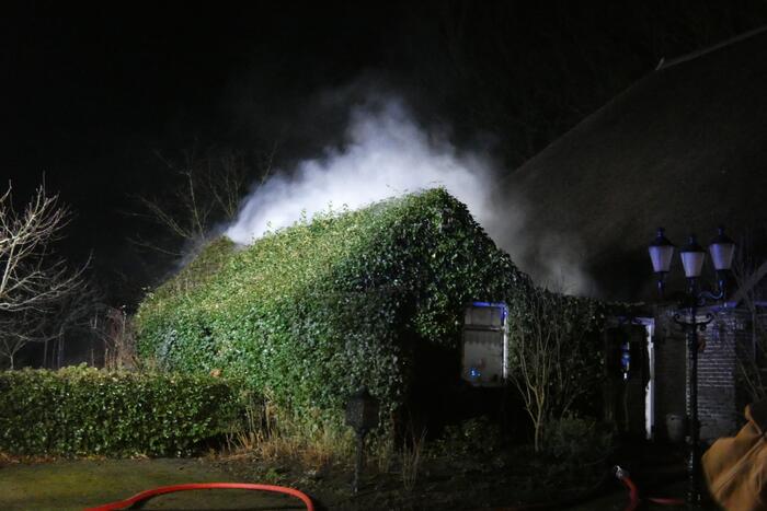 Brandweer blust brand op hooizolder