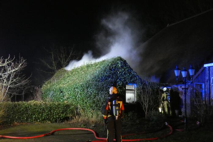 Brandweer blust brand op hooizolder