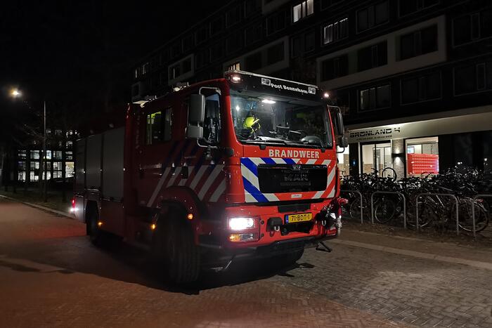 Brandweer opent deur met kettingzaag