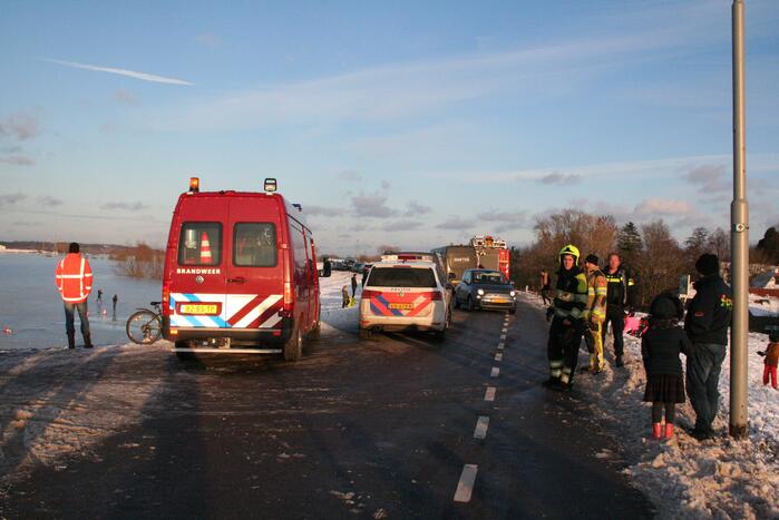 Drie personen zakken door het ijs