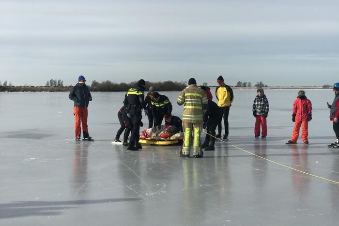 Brandweer haalt gewonde schaatser van ijs