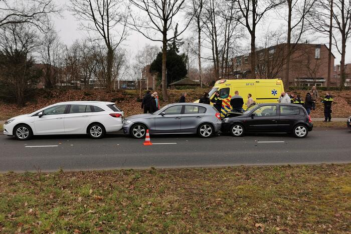 Drie auto's met elkaar in botsing