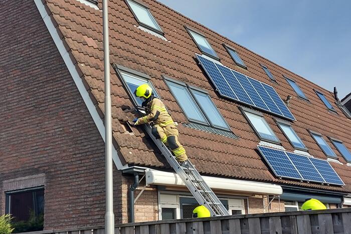 Dakpannen waaien van dak woning af