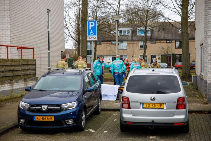 Hulpdiensten halen man uit woning en slaat op de vlucht