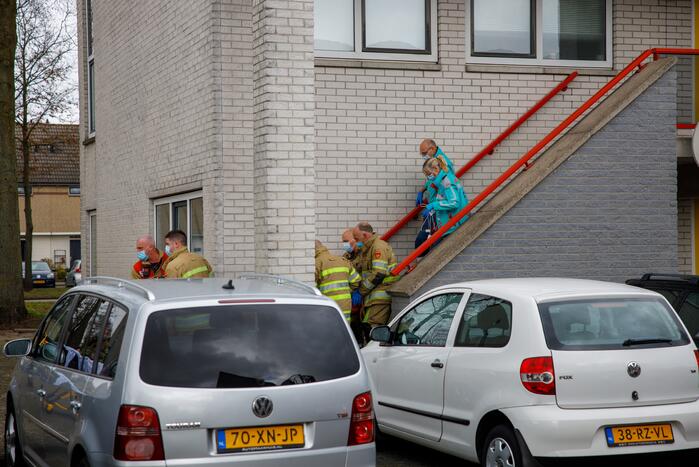 Hulpdiensten halen man uit woning en slaat op de vlucht