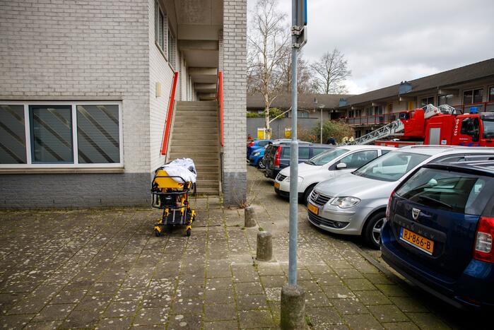 Hulpdiensten halen man uit woning en slaat op de vlucht