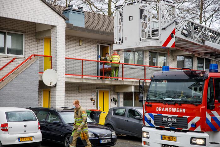 Hulpdiensten halen man uit woning en slaat op de vlucht