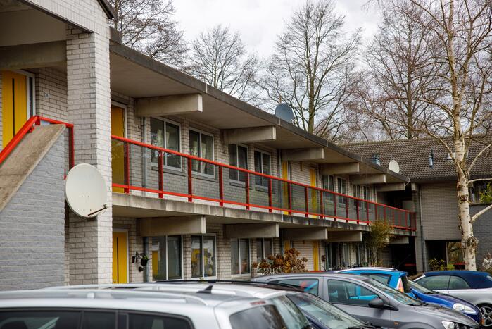 Hulpdiensten halen man uit woning en slaat op de vlucht