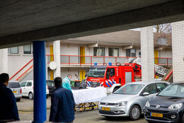 Hulpdiensten halen man uit woning en slaat op de vlucht