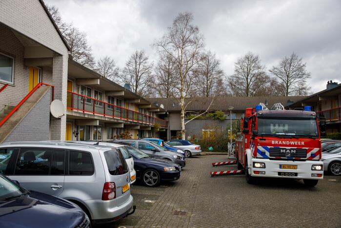 Hulpdiensten halen man uit woning en slaat op de vlucht