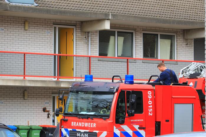 Hulpdiensten halen man uit woning en slaat op de vlucht