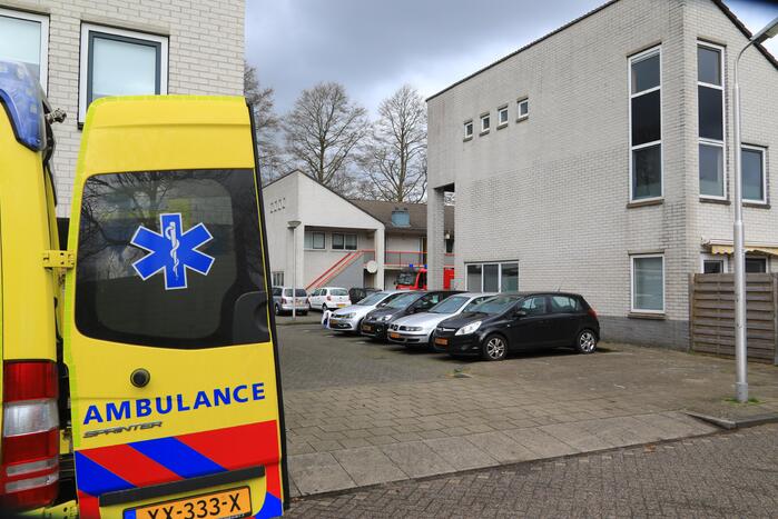 Hulpdiensten halen man uit woning en slaat op de vlucht