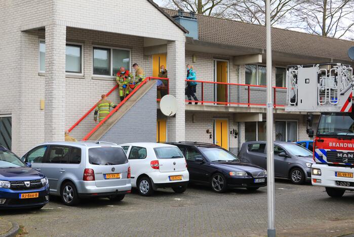 Hulpdiensten halen man uit woning en slaat op de vlucht