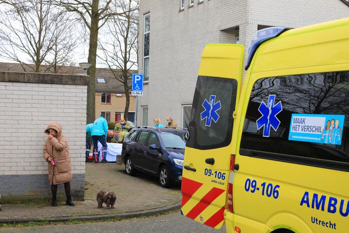 Hulpdiensten halen man uit woning en slaat op de vlucht