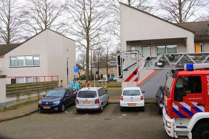 Hulpdiensten halen man uit woning en slaat op de vlucht