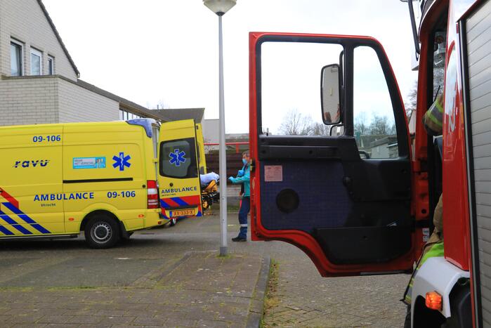 Hulpdiensten halen man uit woning en slaat op de vlucht