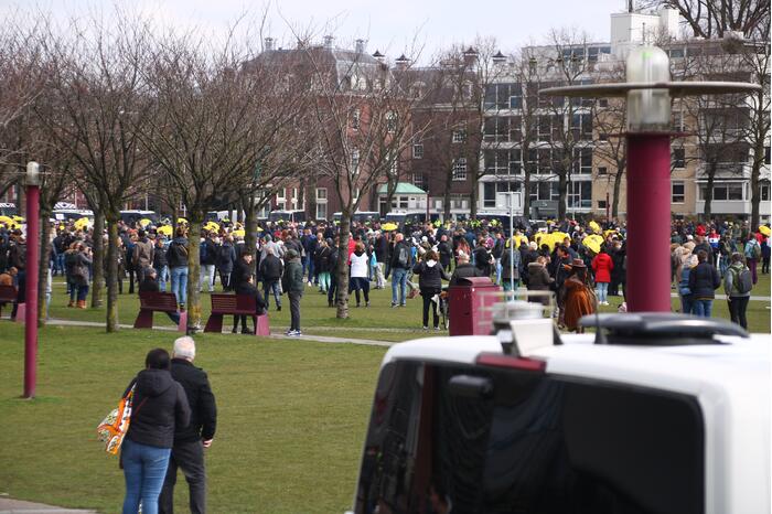 Honderden mensen demonstreren tegen coronamaatregelen