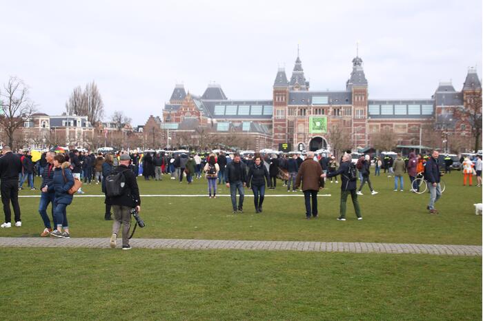 Honderden mensen demonstreren tegen coronamaatregelen