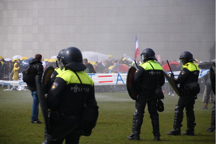 Honderden mensen demonstreren tegen coronamaatregelen