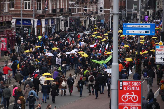 Honderden mensen demonstreren tegen coronamaatregelen