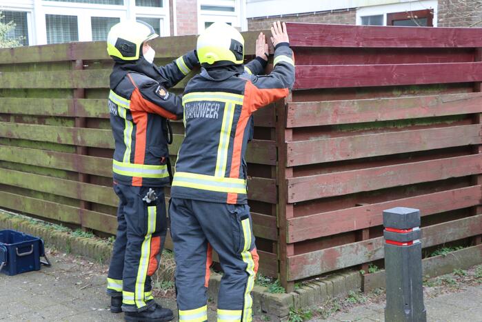 Brandweer verwijderd los hangende tak