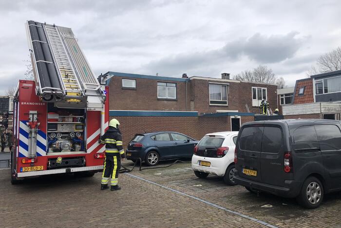 Brand op dak van woning