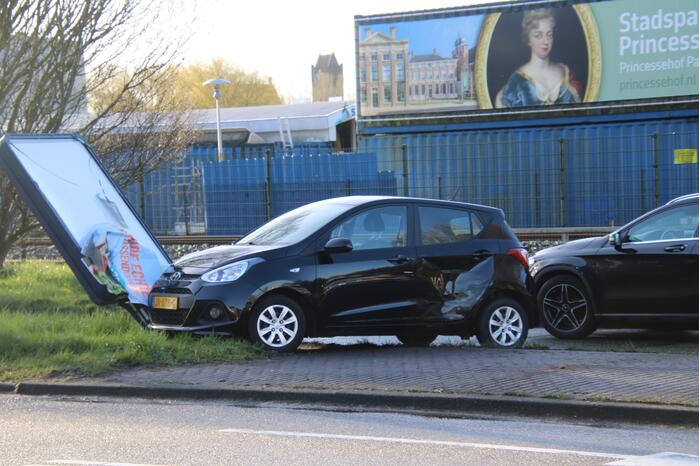 Auto komt tot stilstand tegen reclamebord