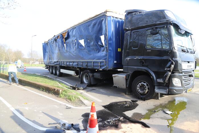 Vrachtwagen gekanteld op rotonde