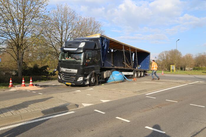 Vrachtwagen gekanteld op rotonde