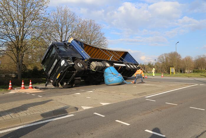 Vrachtwagen gekanteld op rotonde