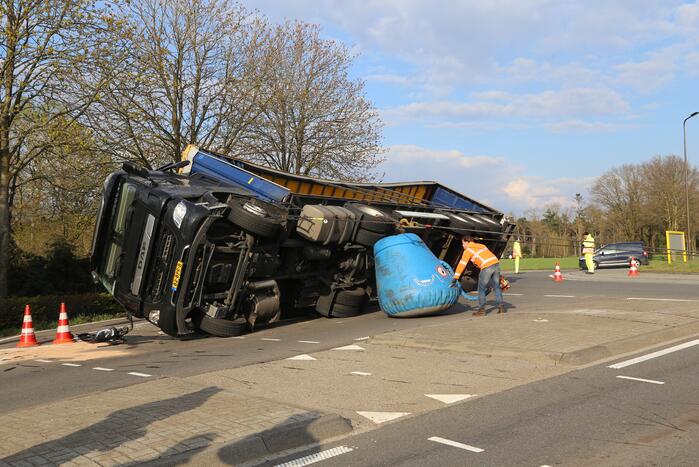 Vrachtwagen gekanteld op rotonde