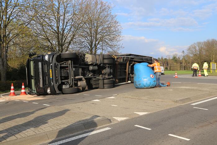 Vrachtwagen gekanteld op rotonde