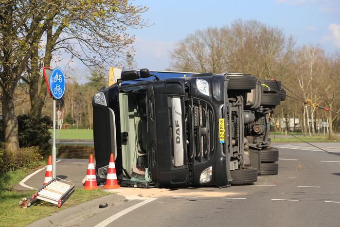 Vrachtwagen gekanteld op rotonde