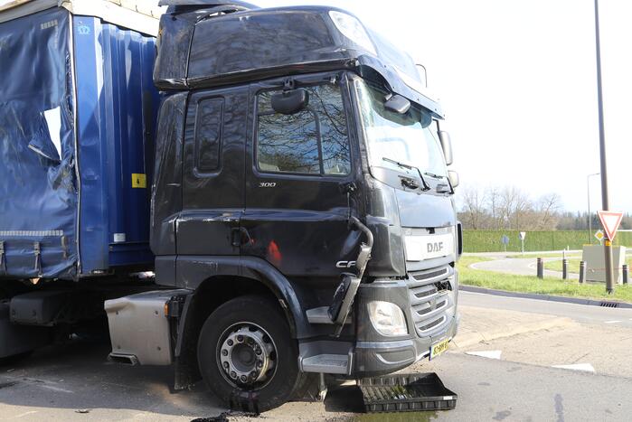 Vrachtwagen gekanteld op rotonde