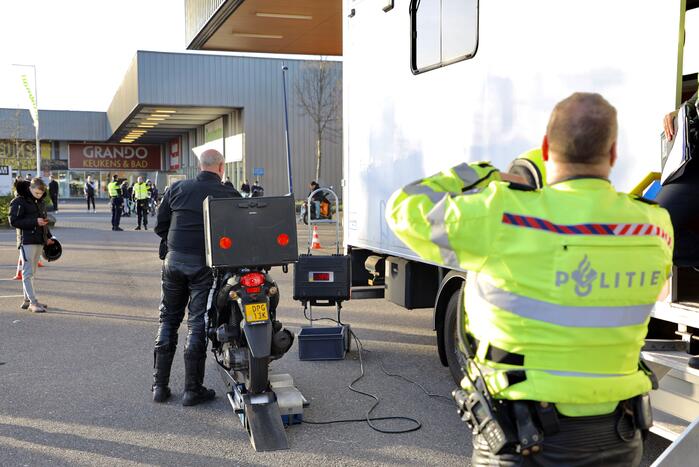 Grote politie controle op parkeerterrein