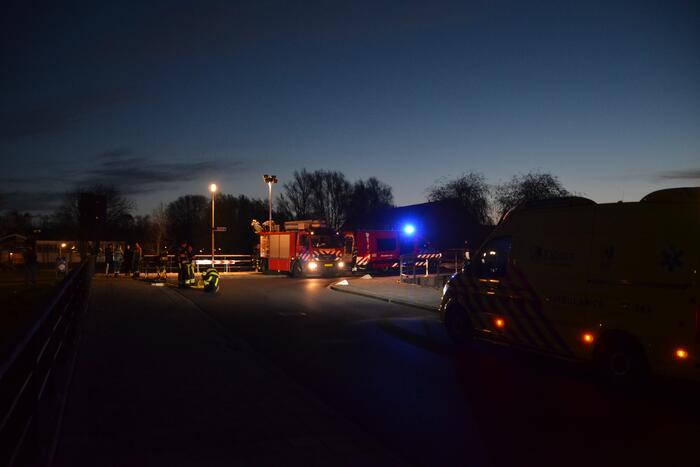 Auto raakt te water; inzittenden op de vlucht