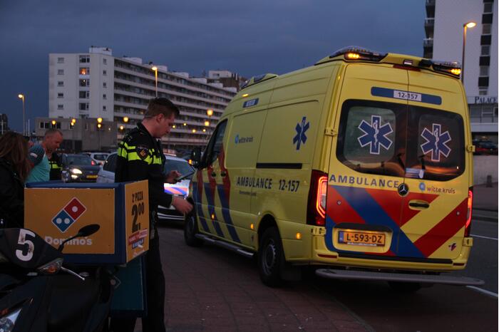 Maaltijdbezorger op scooter onderuit