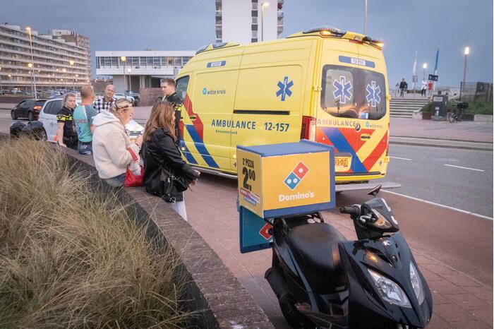 Maaltijdbezorger op scooter onderuit