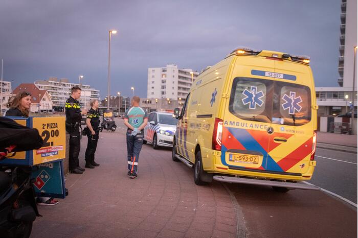 Maaltijdbezorger op scooter onderuit