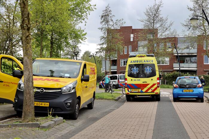 Overstekende fietsster aangereden door DHL-bestelbus