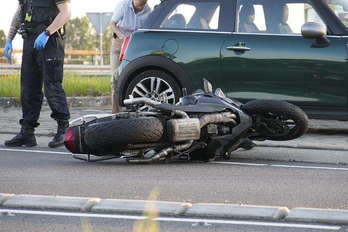 Motorrijder aangereden op rotonde