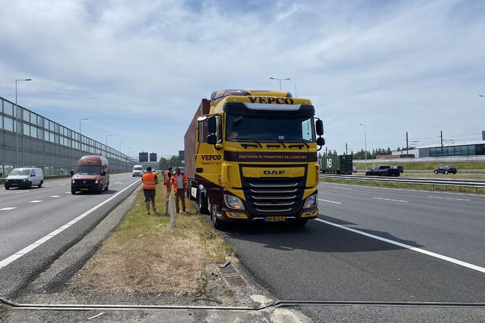 Vrachtwagen heeft klapband en botst op personenauto