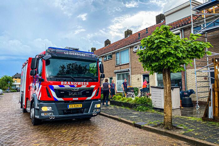 Brandweer helpt met leegpompen van onderwater gelopen woning