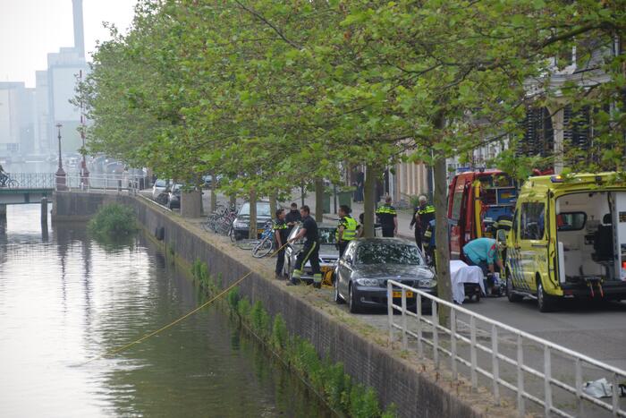 Zoektocht naar persoon in stadsgracht