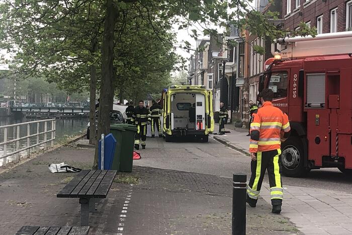 Zoektocht naar persoon in stadsgracht