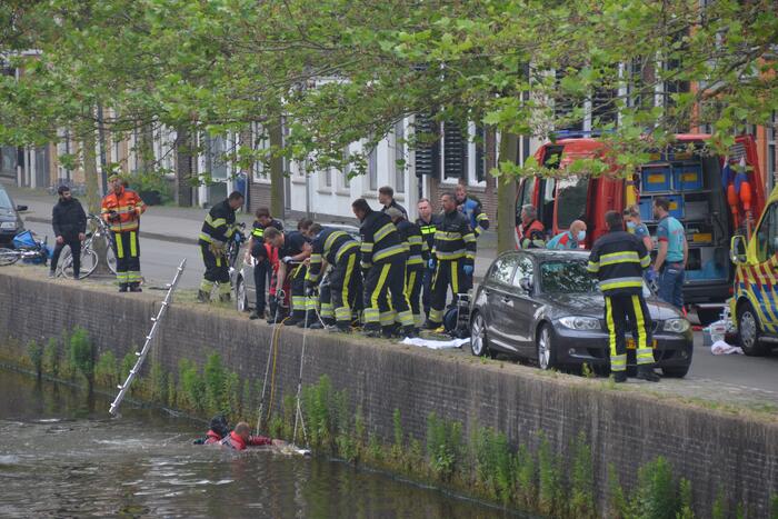 Zoektocht naar persoon in stadsgracht