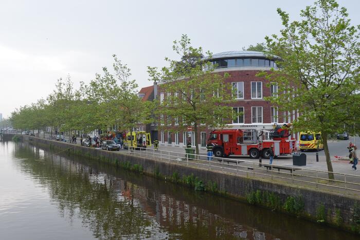 Zoektocht naar persoon in stadsgracht