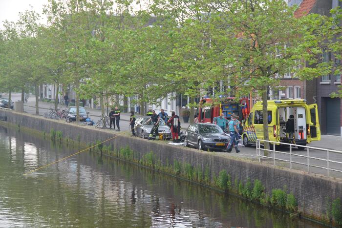 Zoektocht naar persoon in stadsgracht