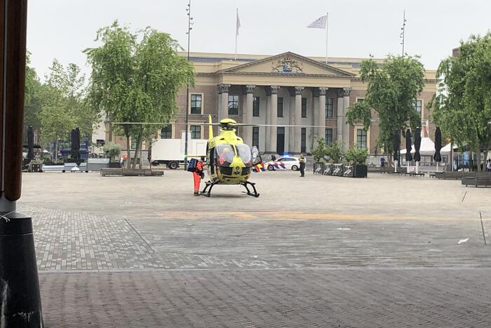 Zoektocht naar persoon in stadsgracht